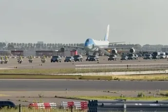 Donald Trump aangekomen op Schiphol en vertrekt met colonne naar Den Haag