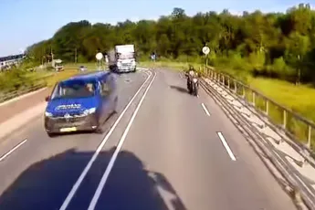 Motorrijder haalt vrachtwagen in en nu is z’n hand gebroken