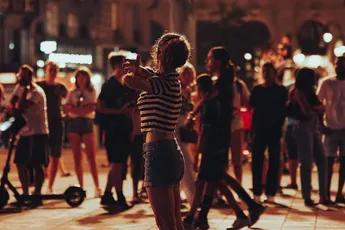 🎵 Naaldterreur op Frans muziekfestival: 145 festivalgangers met spuit gestoken, politie arresteert 12 verdachten