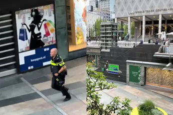 Omstanders helpen agent in Rotterdam om verdachte tegen te houden