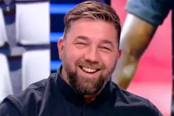 Voormalig profvoetballer Theo Janssen betrapt met broek op zijn enkels in kleedkamer