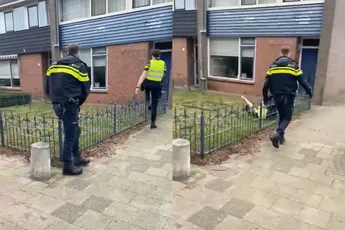 Zelfs een laag hekje blijkt nog een uitdaging voor een agent in Almelo