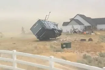 En zo verwoest een storm in Downey in een paar seconden een peperdure camper