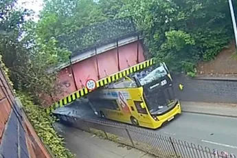 Dak dubbeldekker wordt compleet geript bij bizarre botsing met brug in Manchester