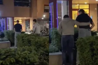 Van je vrienden moet je het hebben: vies duwtje in de rug