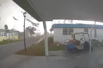 Amerikaans houtje-touwtje huis opgetild door een enorme storm in Florida