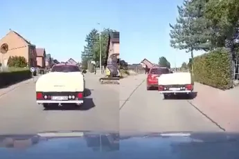 Belg gaat nog even uitzoeken hoe je een vouwwagen aankoppelt