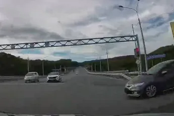 Politieauto rijdt door rood en wordt vol geraakt bij bizar ongeluk in Rusland