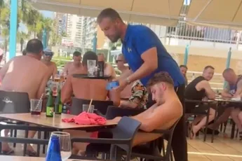 Hij is het even helemaal kwijt en plast slapend in z’n broek op het terras