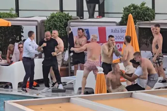 Gezelligheid bij het zwembad in Benidorm: breekt ineens een matpartij uit