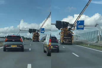 Betonpompwagen vergeet giek in te klappen en ramt bord ter hoogte van Zwaag