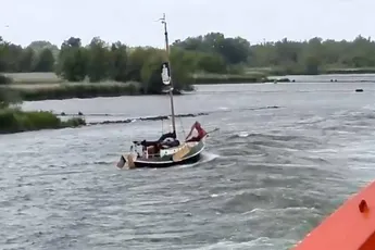 Bootje en golven blijken toch geen goede combi