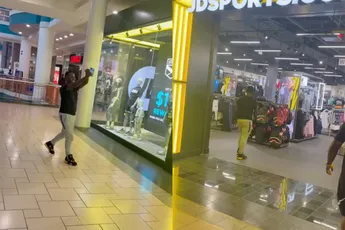 Dief filmt zichzelf tijdens diefstal bij JD Sports en faalt keihard