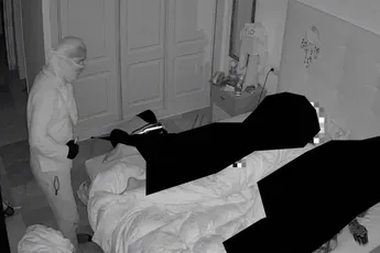 Gluurgriezel breekt 's nachts in en focust op naakte vrouw in bed