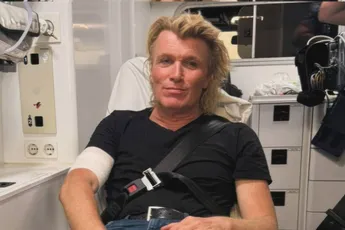 Hans Klok deelt foto's van verwondingen aan zijn arm na mislukte sabeltruc