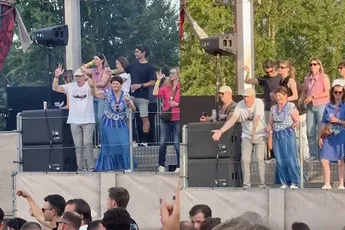Leeftijd is maar een getal: Opa en oma van DJ Amber Broos gaan heerlijk los op Tomorrowland