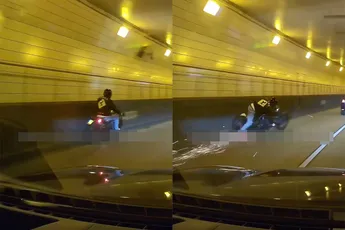 Motorrijder maakt een schuiver in de Maastunnel in Rotterdam