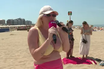PowNed probeert met topless IrisQueen badgasten in Scheveningen naar huis te jagen
