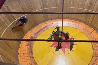 🎥 Video: stuntshow met motor op kermis in Uden gaat fout