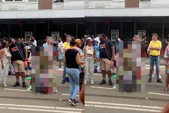Vrouw probeert man te genezen tijdens Zomercarnaval in Rotterdam