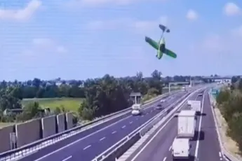 Twee doden bij vliegtuigcrash op snelweg in Italië  toestel stort neer bij Brescia