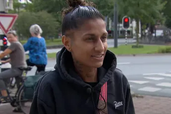 Ultrarun-kampioene Sameena helpt bij ongeluk in Arnhem, wordt beroofd van haar telefoon