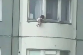 Mini-avonturier op de 12e verdieping van flat klom uit het raam in Moskou