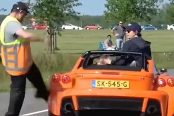 Pissige verkeersregelaar geeft trap tegen peperdure Donkervoort D8 GTO