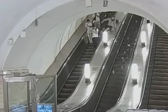 Roltrap is geen glijbaan, ook niet in metrostation van Moskou