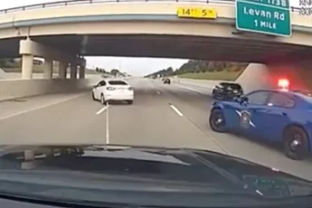 Politie in Livonia trekt achteras onder gestolen Chevy vandaan met high-tech grappling tool