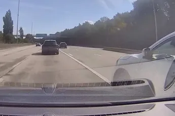 Nissan-rijder op de Ring Antwerpen had net zo goed geen spiegels kunnen hebben