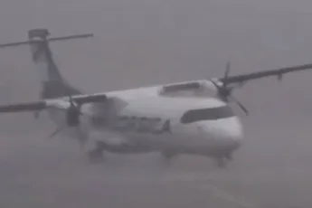 Dikke woei op Corsica: storm blaast vliegtuig van zijn plek