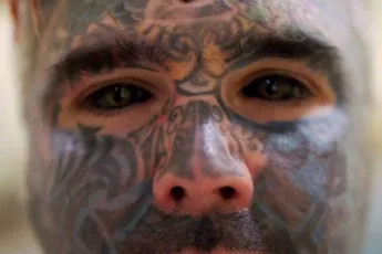 Brit met getatoeëerde knar kan geen vieze filmpjes meer kijken omdat gezichtscheck denkt dat hij een masker draagt