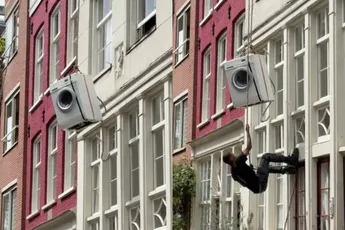 Wasmachine via gevelhaken in Amsterdam verplaatsen best een beetje spannend gemaakt