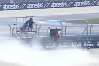 Coureur Pedro Acosta crasht tijdens GP Hongarije en raakt camera en bijna cameraman