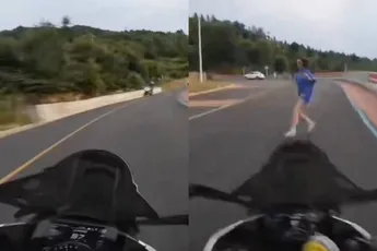 Jongedame steekt over zonder goed te kijken, motor kan haar niet meer ontwijken