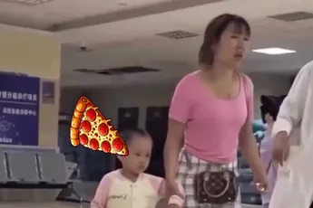 Moeder loopt doodkalm met peuter (3) én 15 cm mes in haar schedel ziekenhuis binnen in China