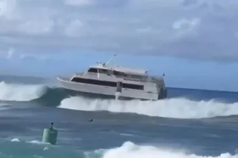 Toeristenboot ramt rif in Kewalos Harbor Hawaï en loopt vast, maar wel een gruwelijke surf