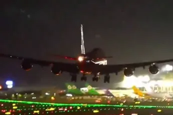 Boeing 747 van UPS tikt met motor de baan aan tijdens tyfoonlanding in Taiwan