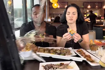 SUV knalt restaurant binnen tijdens YouTube-mukbang
