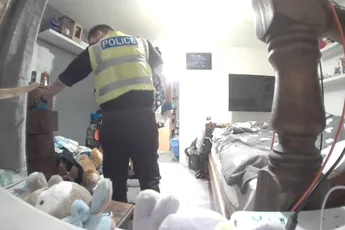 Britse agent jat slipje tijdens huiszoeking (en staat vol op camera)