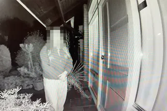 Deurbelcamera legt wanhopig meisje vast in Lemelerveld: moeder reageert op viral video