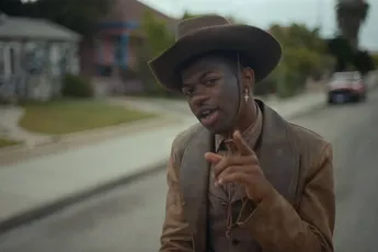Lil Nas X gearresteerd in LA: in onderbroek over straat en aanval op agent