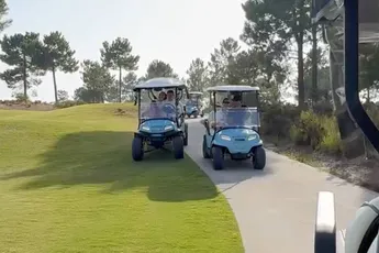 Max Verstappen op vakantie ook met racen bezig: doet inhaalactie met golfkarretje