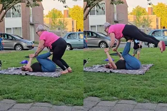 Oma blijft oefenen om goed te worden in yoga