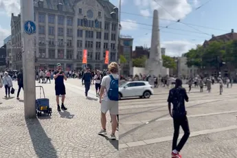 Rotterdammer zingt een mooi liedje op De Dam in Amsterdam