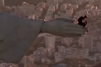 Man beklimt hand van Christus de Verlosser in Rio voor basejump en wordt nu gezocht door politie