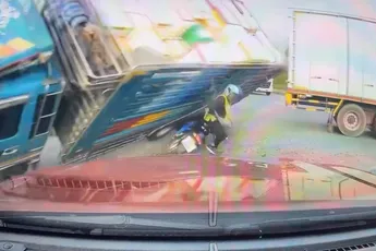 Thaise mevrouw op een schaamhaar na niet verpulverd door kantelende vrachtwagen