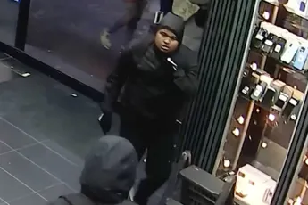 Politie zoekt trage dikzak met moker die vergeet zijn gezicht te bedekken tijdens overval Amsterdam