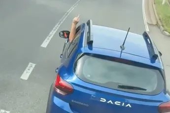 Boze Belg laat vrachtwagenchauffeur heel duidelijk zien wie de baas is met zijn middelvinger